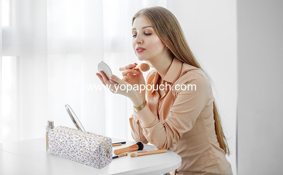 Wholesale Cute Floral Makeup Brush Bag Small Cotton Quilted Cosmetic Bag for Women Travel Toiletry Zipper Pouch (Blue Floral) Supplier