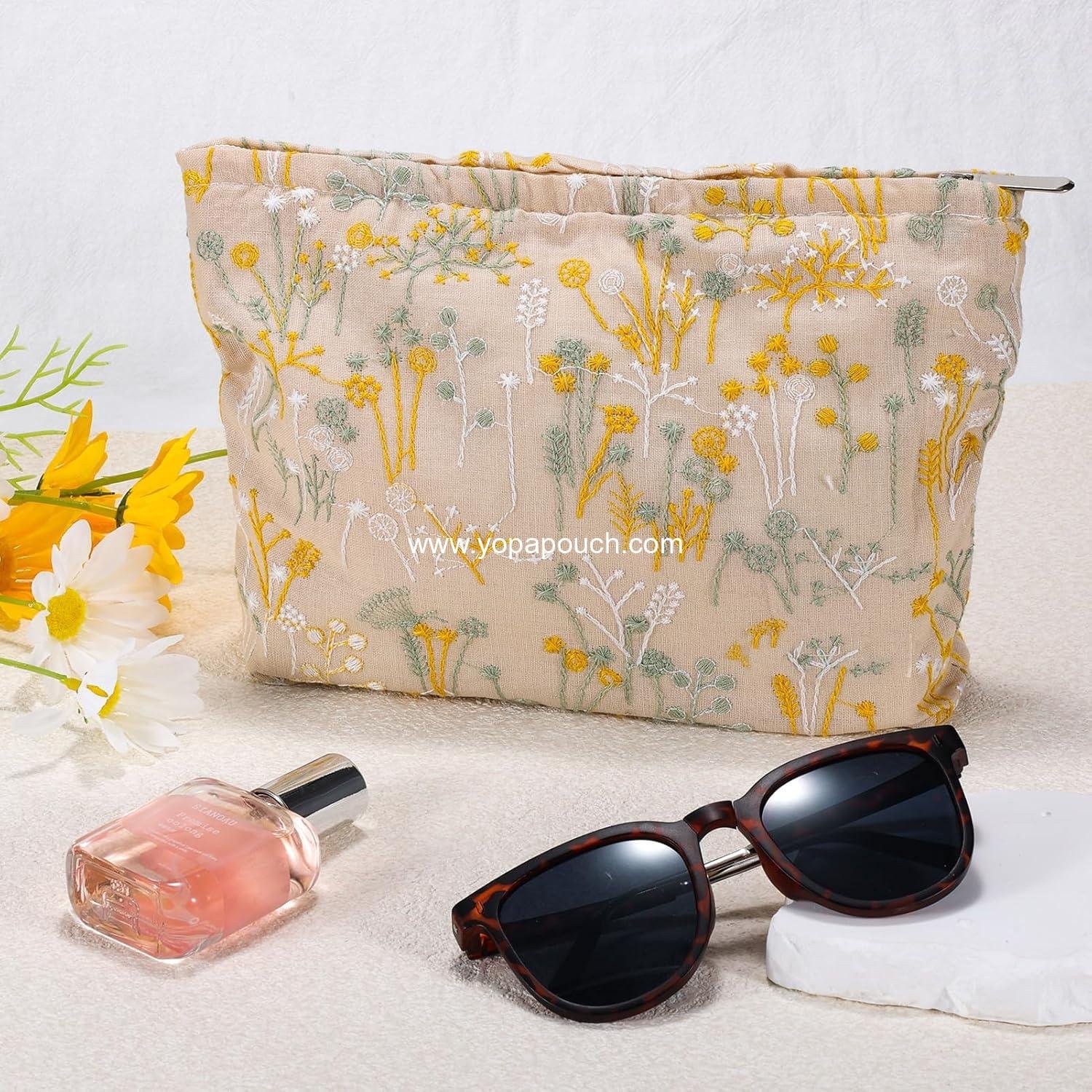 Wholesale Silk Flower Makeup Bag Travel Cosmetic Bag for Women Large Toiletry Pouch Zipper Organizer Portable Toiletry Bag Supplier