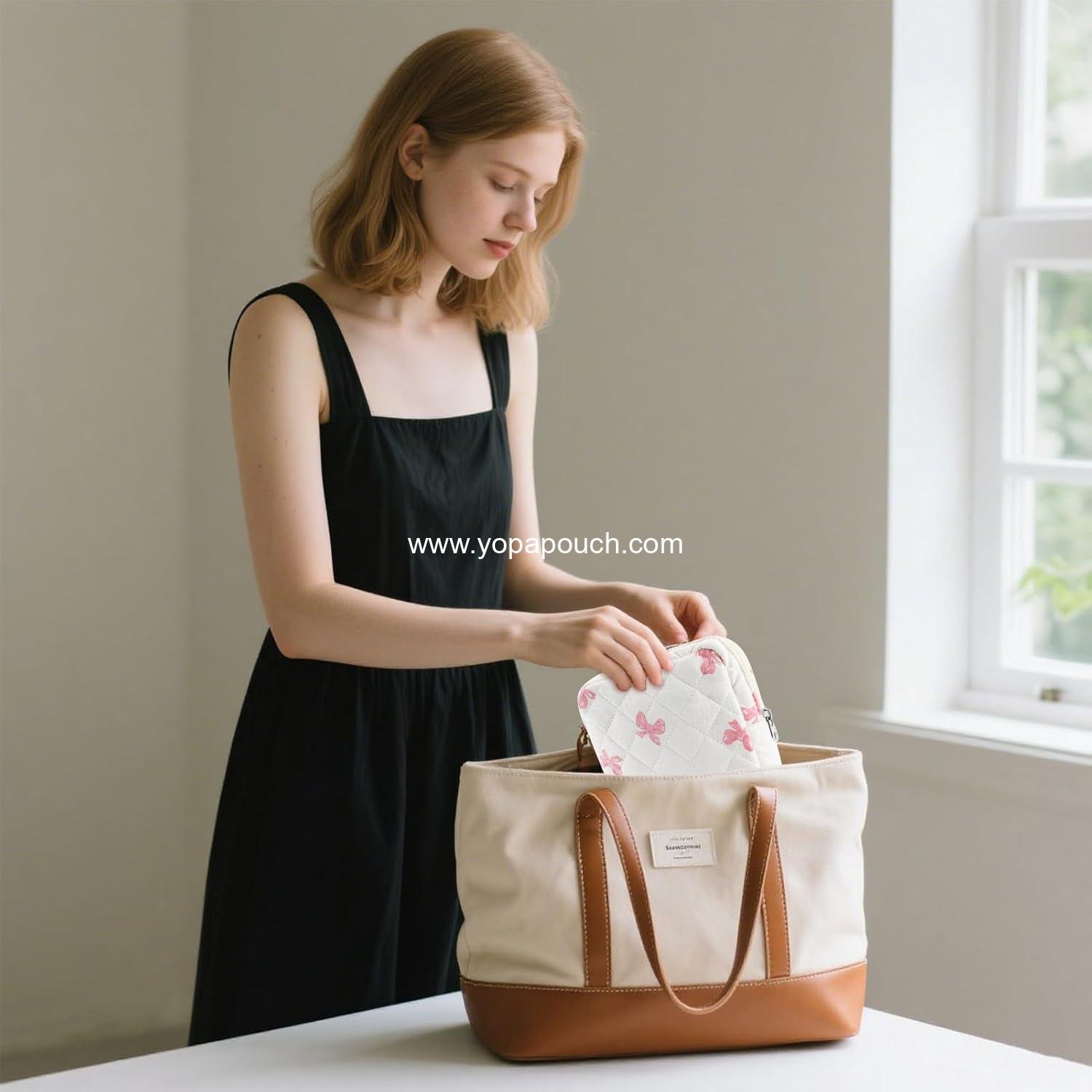 Wholesale Small Quilted Cotton Makeup Bag Mini Cosmetic Period Pouch for Women Cute Pink Bow Portable Travel Toiletry Bag with Zipper Ideal for Christmas or Birthday Gifts Supplier