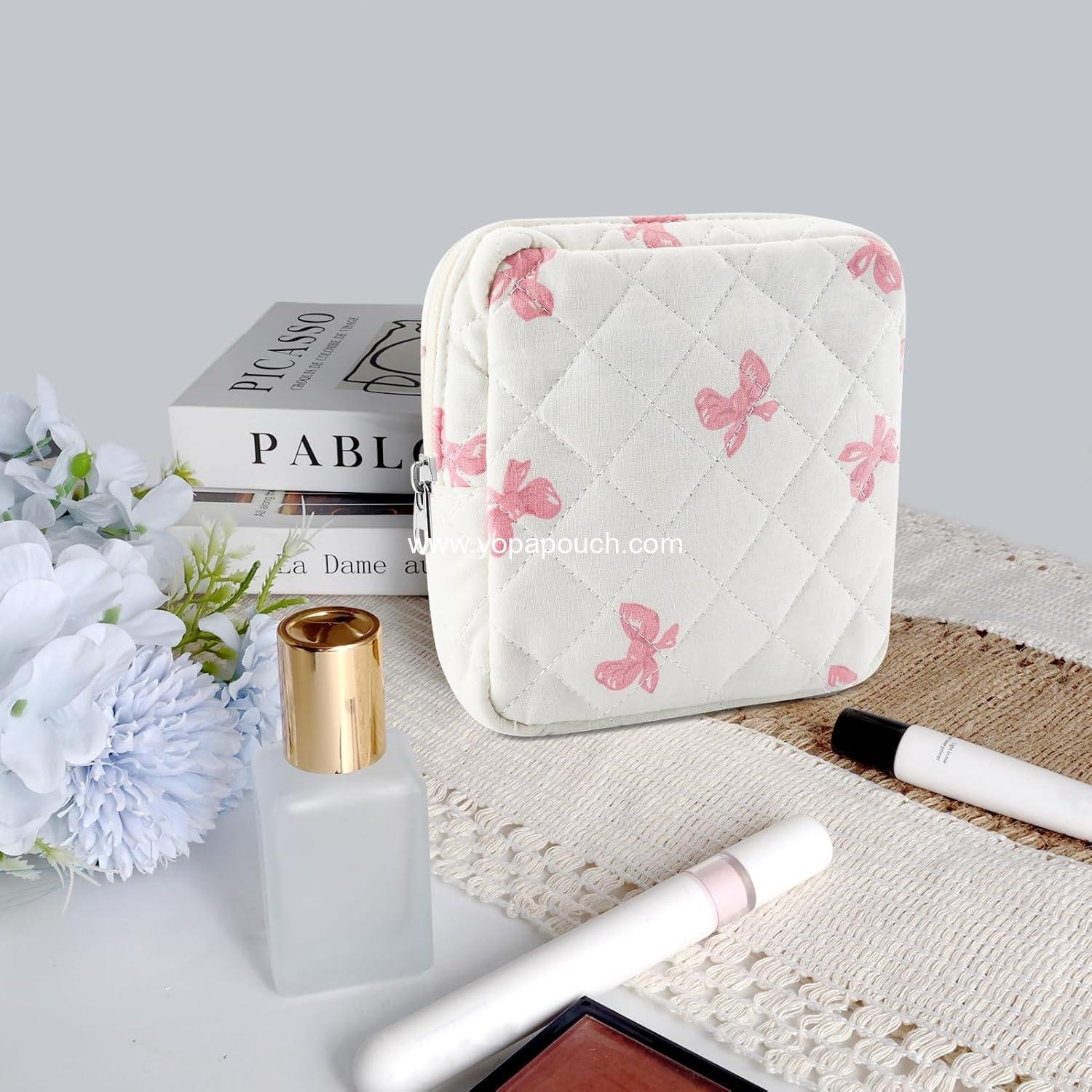 Wholesale Small Quilted Cotton Makeup Bag Mini Cosmetic Period Pouch for Women Cute Pink Bow Portable Travel Toiletry Bag with Zipper Ideal for Christmas or Birthday Gifts Supplier