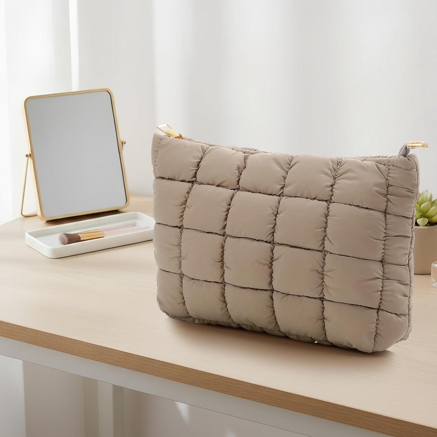 Private Label Light Tan Puffy Quilted Makeup Cosmetic Bag Cute Checkered Puffer Toiletry Pouch with Custom Logo Aesthetic Travel Makeup Brushes Organizer for Women Manufacturer Classic