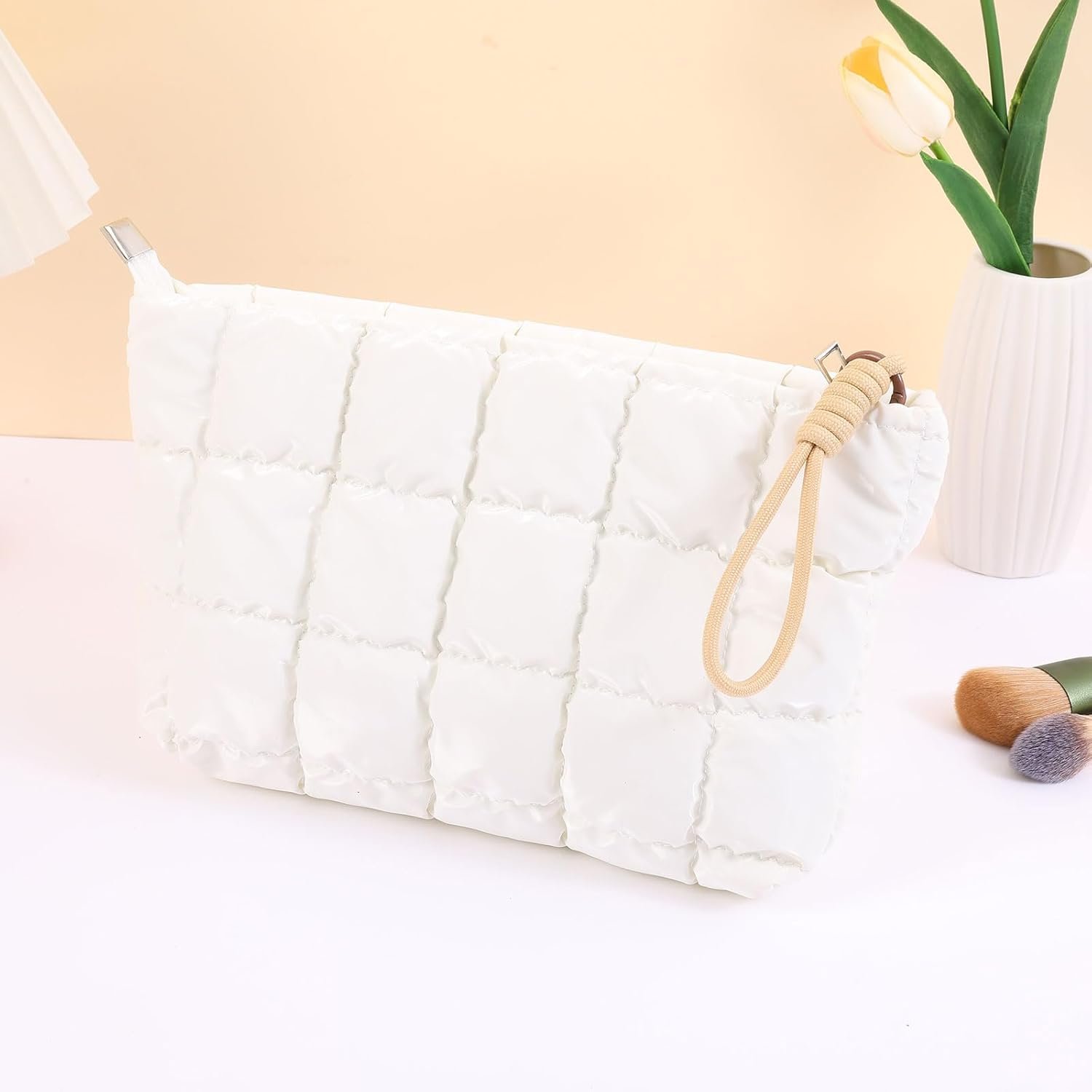 Private Label Puffer Quilted Makeup Bag Portable Travel Cosmetic Toiletry Pouch Custom Logo Puffy Checkered Skincare Organizer Purse Pencil Case Manufacturer White