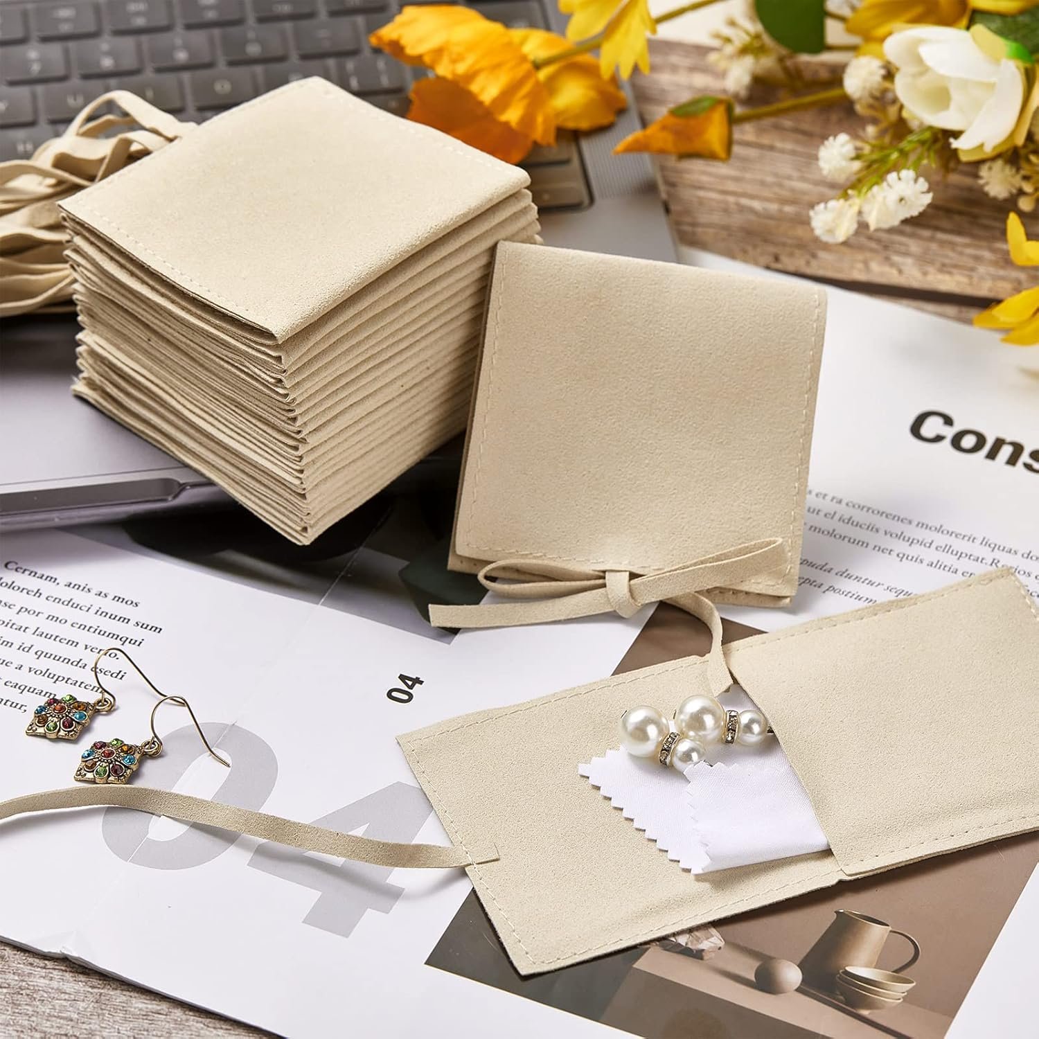 Private Label 30 Pcs 8 x 8 cm Microfiber Jewelry Pouches Custom Logo Luxury Packaging with Cleaning Cloth for Bracelets Bow Ties Envelope Style String Divider Supplier Khaki White