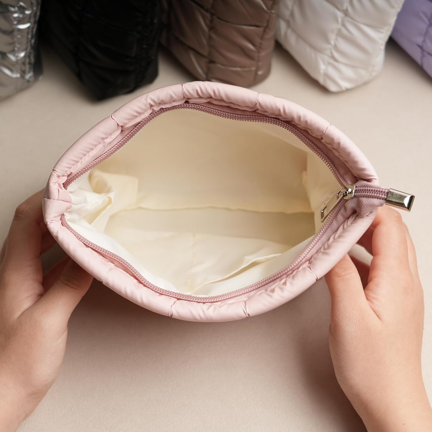 Private Label Puffer Quilted Makeup Bag Portable Travel Cosmetic Toiletry Pouch Custom Logo Puffy Checkered Skincare Organizer Purse Pencil Case Manufacturer White