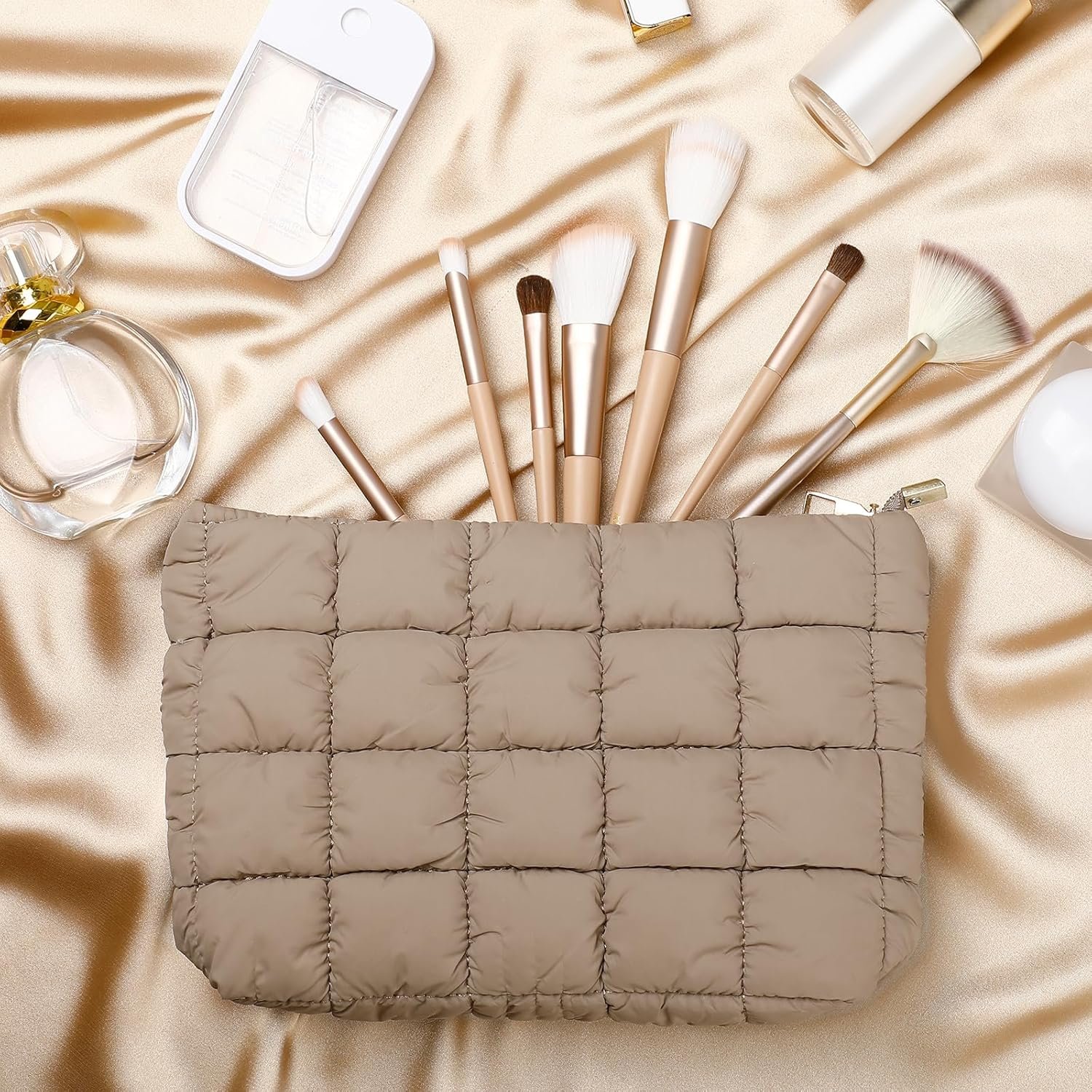 Private Label Light Tan Puffy Quilted Makeup Cosmetic Bag Cute Checkered Puffer Toiletry Pouch with Custom Logo Aesthetic Travel Makeup Brushes Organizer for Women Manufacturer Classic